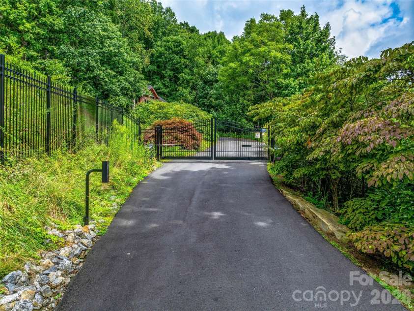 10 Beaverbrook Court, Asheville, NC 28804.  MLS# CAR4421624, YatesRealty ID 29236. 