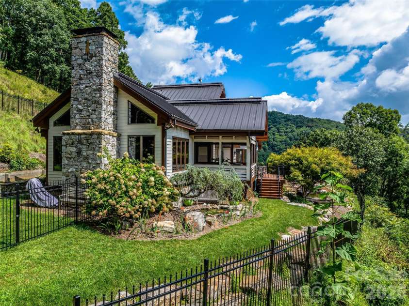 10 Beaverbrook Court, Asheville, NC 28804.  MLS# CAR4421624, YatesRealty ID 29236. 