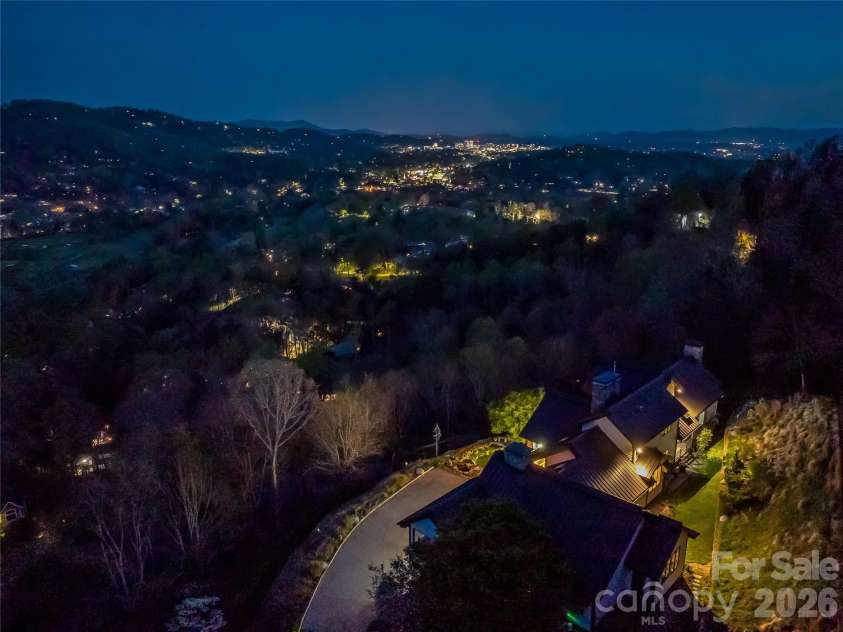 10 Beaverbrook Court, Asheville, NC 28804.  MLS# CAR4421624, YatesRealty ID 29236. 