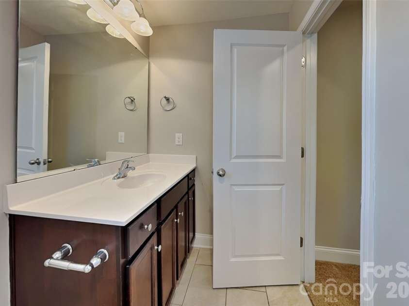 9410 Segundo Lane, Charlotte, NC 28278.  MLS# CAR4391781, YatesRealty ID 29237. Upper full bathroom