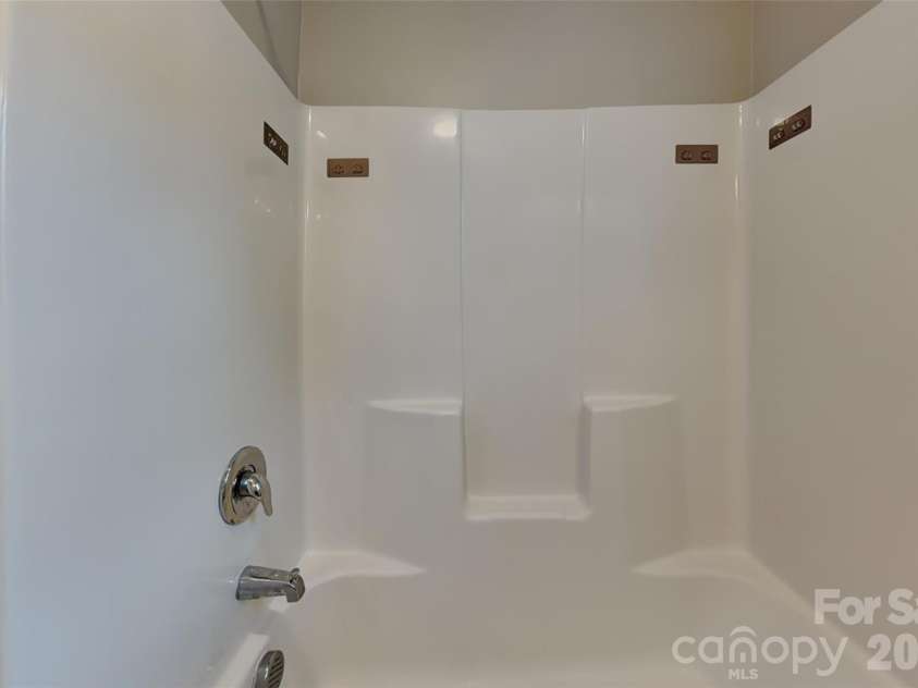 9410 Segundo Lane, Charlotte, NC 28278.  MLS# CAR4391781, YatesRealty ID 29237. Upper full bathroom