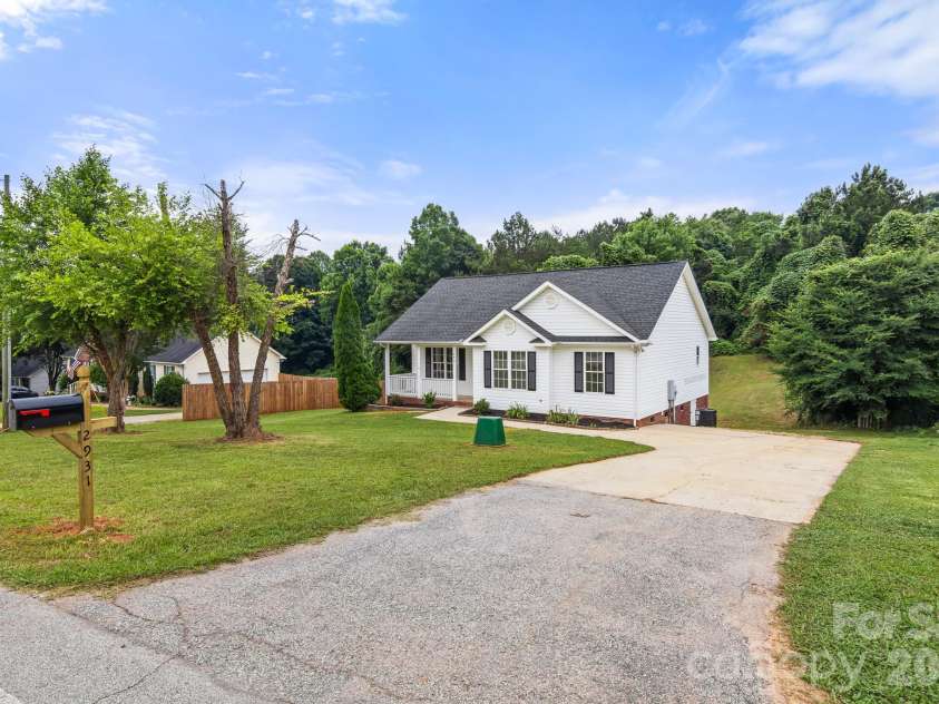 2931 Greenleaf Road, Clover, SC 29710.  MLS# CAR4391028, YatesRealty ID 29238. 