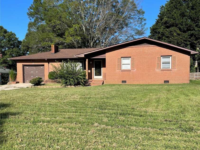 112 Tanglewood Drive, Kannapolis, NC 28081.  MLS# CAR4172660, YatesRealty ID 2924. 