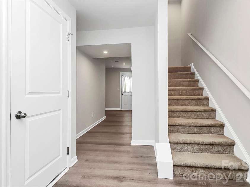 6320 Cutwater Circle, Charlotte, NC 28269.  MLS# CAR4282599, YatesRealty ID 2924. Entryway