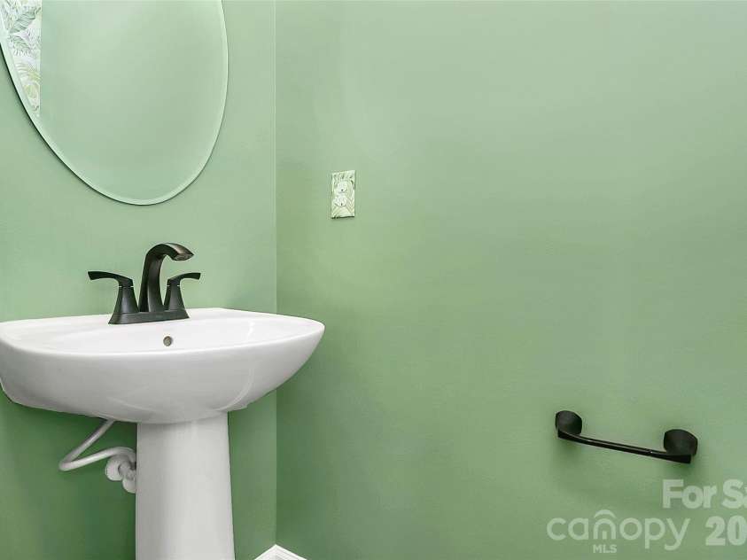 6320 Cutwater Circle, Charlotte, NC 28269.  MLS# CAR4282599, YatesRealty ID 2924. Half Bath