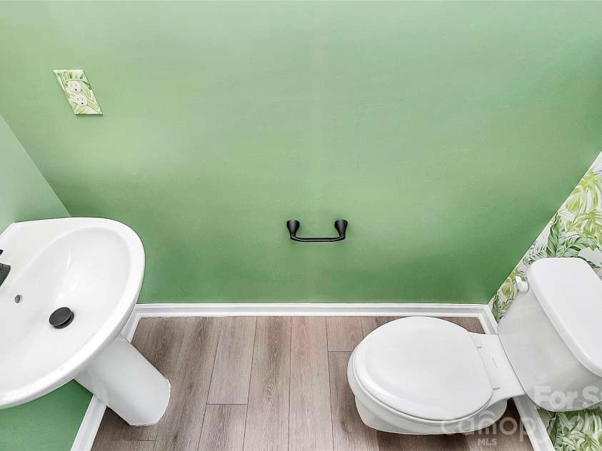 6320 Cutwater Circle, Charlotte, NC 28269.  MLS# CAR4282599, YatesRealty ID 2924. Half Bath