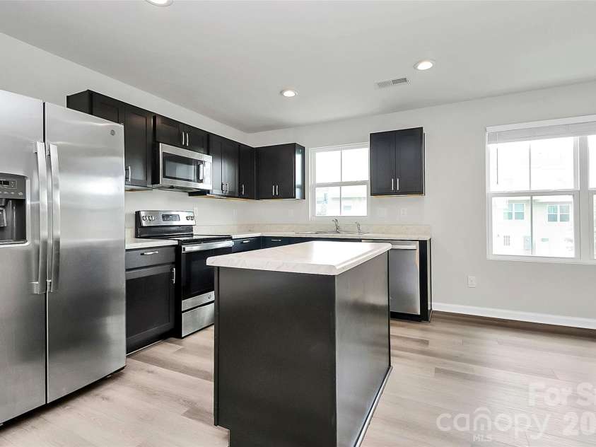 6320 Cutwater Circle, Charlotte, NC 28269.  MLS# CAR4282599, YatesRealty ID 2924. Kitchen