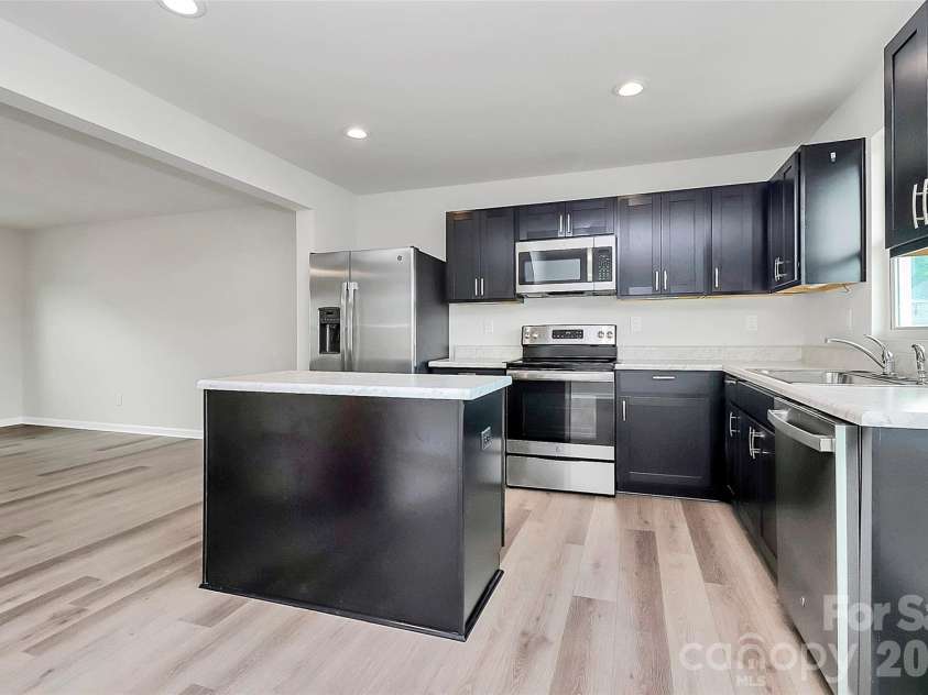 6320 Cutwater Circle, Charlotte, NC 28269.  MLS# CAR4282599, YatesRealty ID 2924. Kitchen
