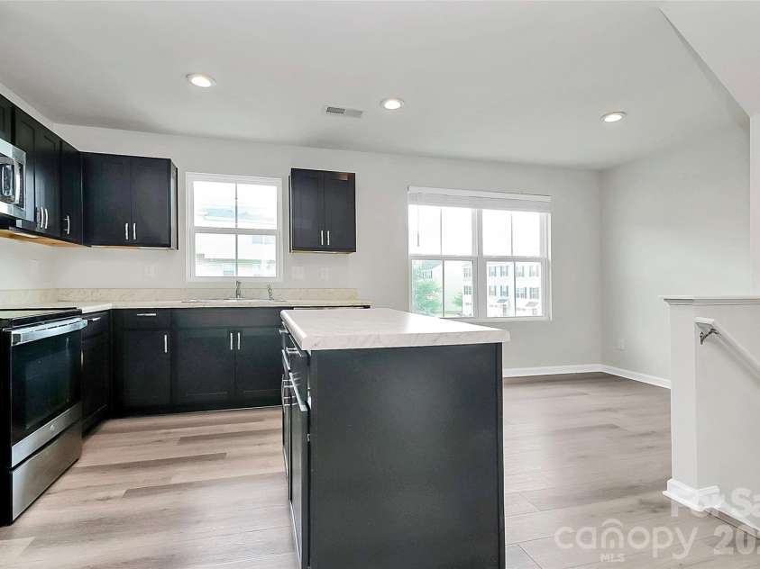 6320 Cutwater Circle, Charlotte, NC 28269.  MLS# CAR4282599, YatesRealty ID 2924. Kitchen