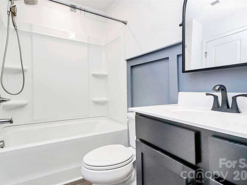 6320 Cutwater Circle, Charlotte, NC 28269.  MLS# CAR4282599, YatesRealty ID 2924. Primary Bathroom