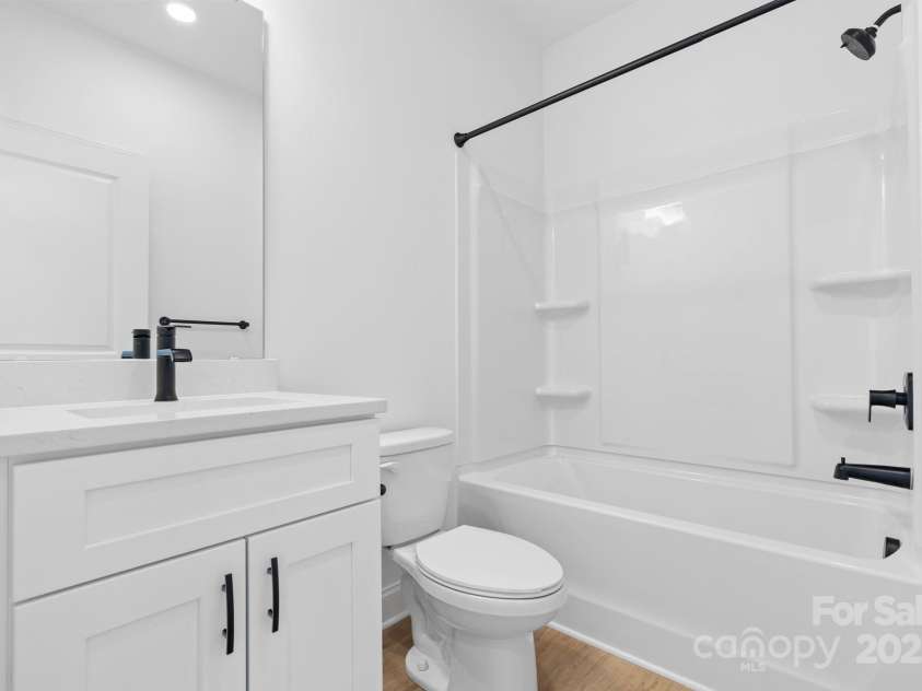 810 Wesley Drive, Statesville, NC 28677.  MLS# CAR4277354, YatesRealty ID 29241. Bathroom #2