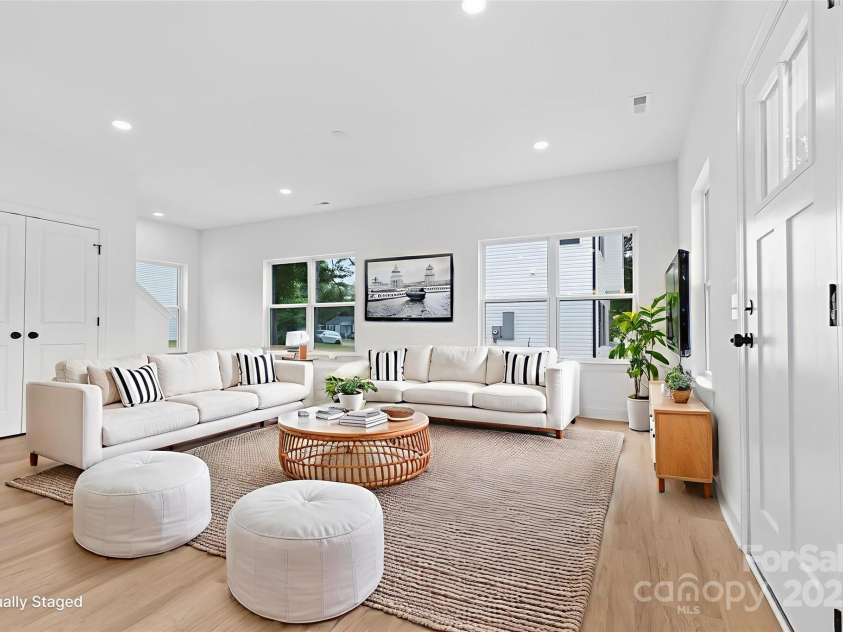 810 Wesley Drive, Statesville, NC 28677.  MLS# CAR4277354, YatesRealty ID 29241. Living