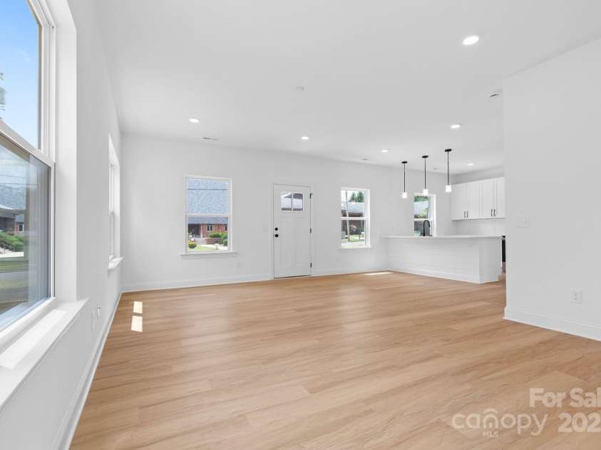 810 Wesley Drive, Statesville, NC 28677.  MLS# CAR4277354, YatesRealty ID 29241. Living