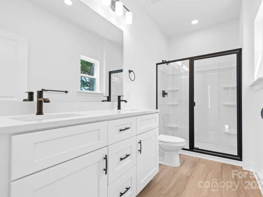 810 Wesley Drive, Statesville, NC 28677.  MLS# CAR4277354, YatesRealty ID 29241. Primary bathroom
