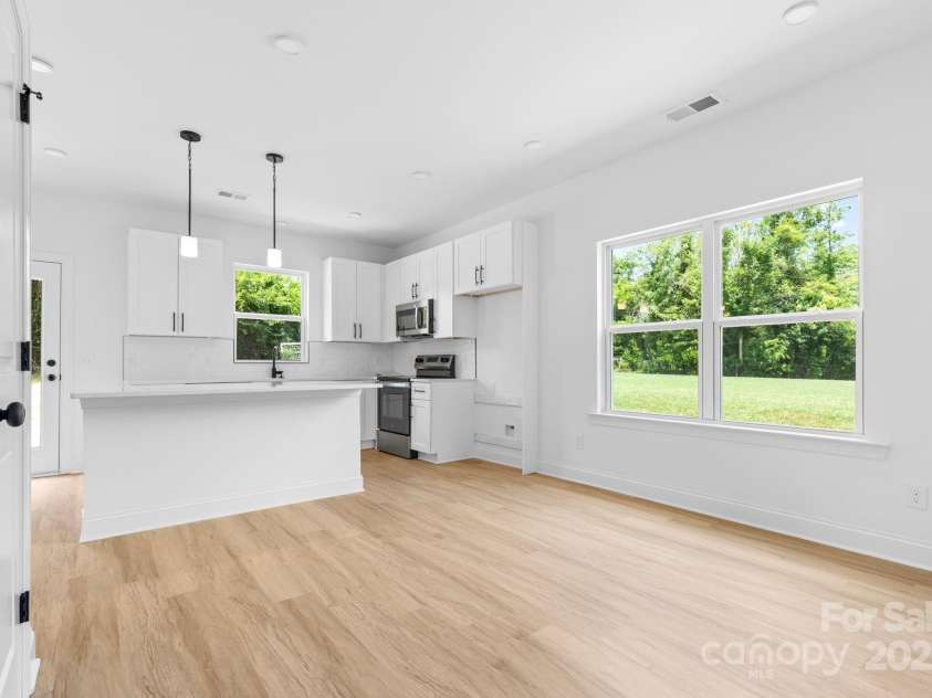 587 Hartness Road, Statesville, NC 28677.  MLS# CAR4277166, YatesRealty ID 29242. Dining area