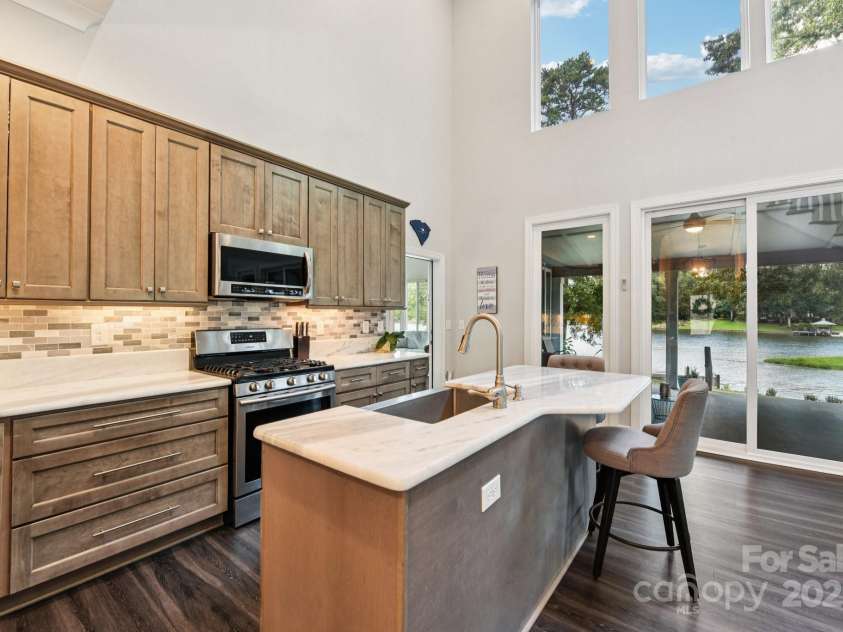 5141 Sapp Circle, Clover, SC 29710.  MLS# CAR4282509, YatesRealty ID 29244. Chef’s kitchen with granite, tile backsplash, and stainless suite.