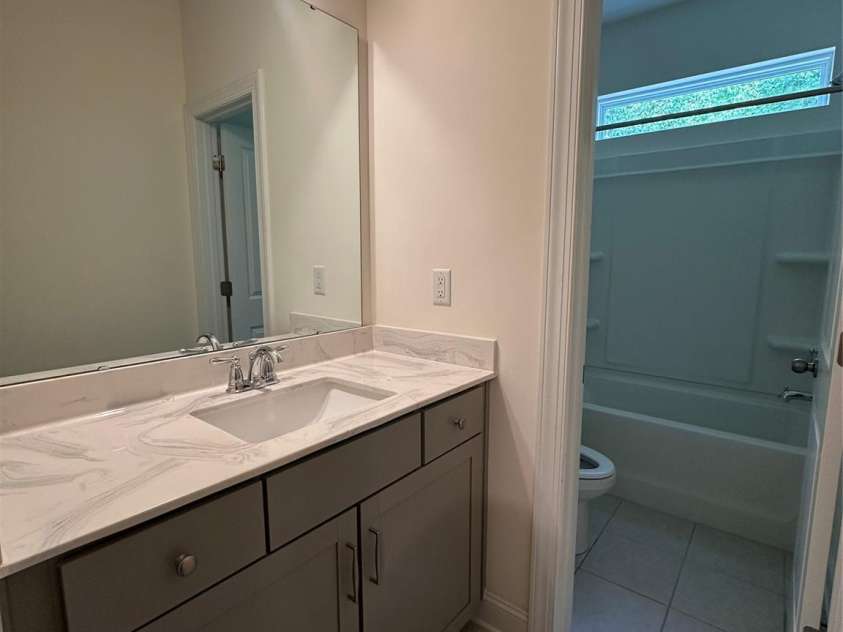 10207 Glenmere Creek Circle, Charlotte, NC 28262.  MLS# CAR4284626, YatesRealty ID 29245. Main floor full bathroom