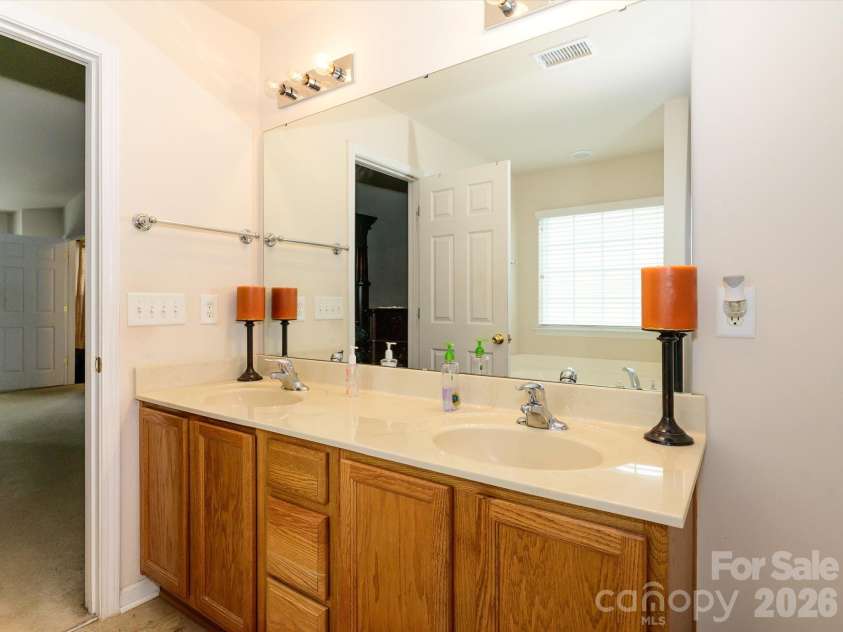 5424 Nightshade Oaks Drive, Charlotte, NC 28227.  MLS# CAR4390959, YatesRealty ID 29246. Primary bath