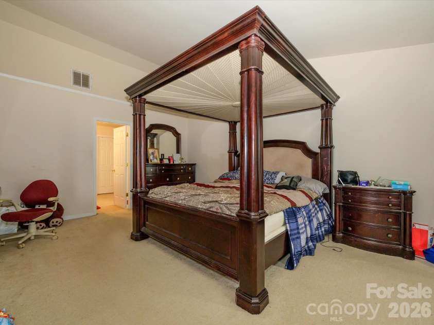 5424 Nightshade Oaks Drive, Charlotte, NC 28227.  MLS# CAR4390959, YatesRealty ID 29246. Primary bedroom