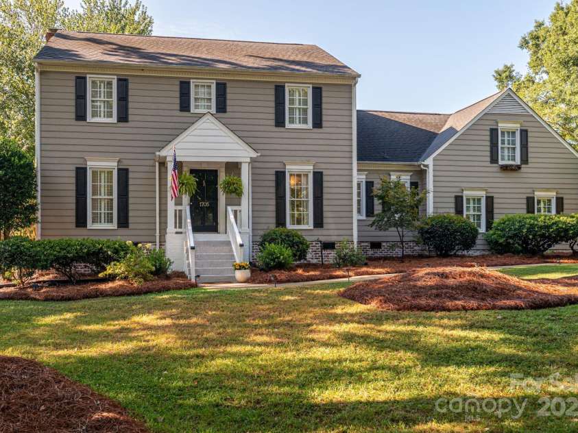 1705 Clubview Circle, Gastonia, NC 28056.  MLS# CAR4271543, YatesRealty ID 29247. 