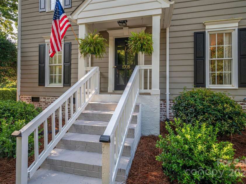 1705 Clubview Circle, Gastonia, NC 28056.  MLS# CAR4271543, YatesRealty ID 29247. 