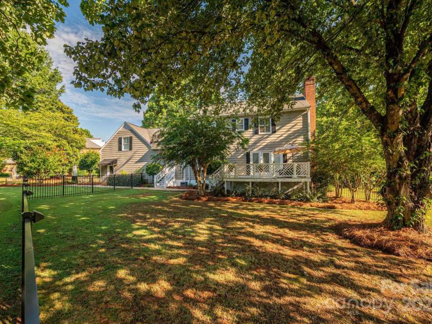 1705 Clubview Circle, Gastonia, NC 28056.  MLS# CAR4271543, YatesRealty ID 29247. 