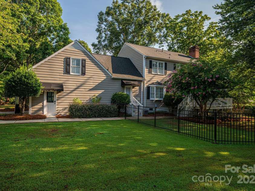 1705 Clubview Circle, Gastonia, NC 28056.  MLS# CAR4271543, YatesRealty ID 29247. 