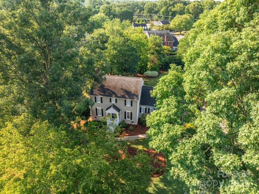 1705 Clubview Circle, Gastonia, NC 28056.  MLS# CAR4271543, YatesRealty ID 29247. 