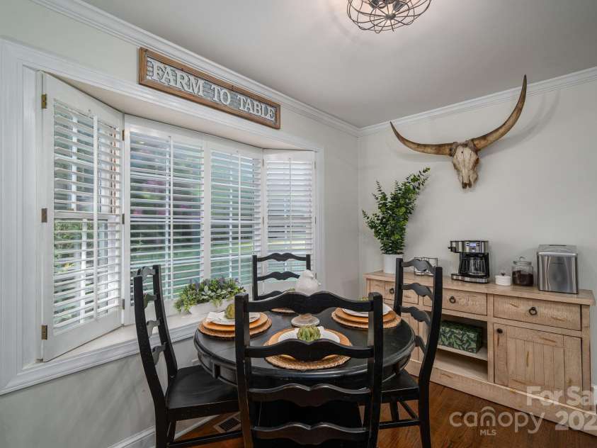 1705 Clubview Circle, Gastonia, NC 28056.  MLS# CAR4271543, YatesRealty ID 29247. Breakfast area with bay window. Gorgeous crate myrtle just outside the bay window.
