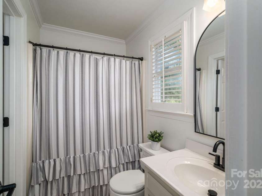 1705 Clubview Circle, Gastonia, NC 28056.  MLS# CAR4271543, YatesRealty ID 29247. Full upstairs bath