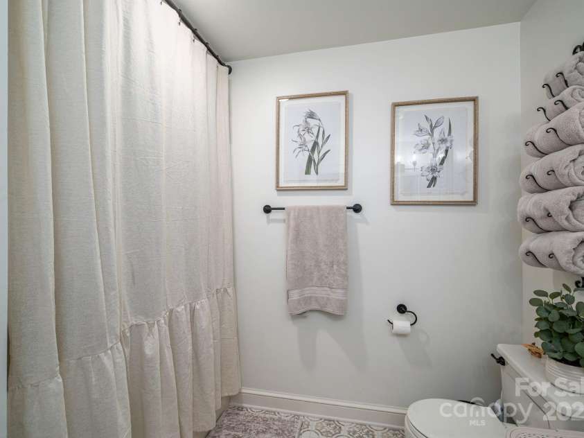 1705 Clubview Circle, Gastonia, NC 28056.  MLS# CAR4271543, YatesRealty ID 29247. Primary bath