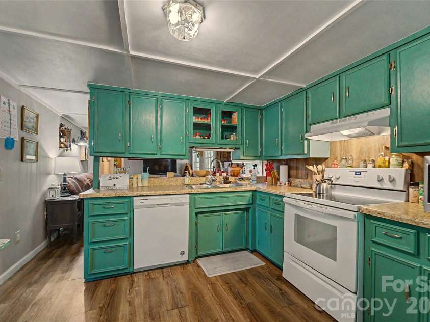 1350 Skeenah Road, Franklin, NC 28734.  MLS# CAR4388615, YatesRealty ID 29250. Kitchen