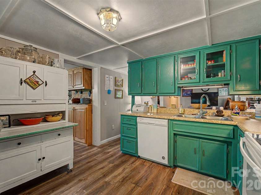 1350 Skeenah Road, Franklin, NC 28734.  MLS# CAR4388615, YatesRealty ID 29250. Kitchen