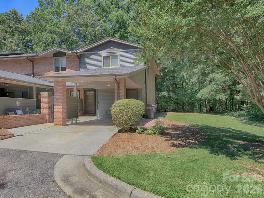 833 Coventry Lane, Statesville, NC 28677.  MLS# CAR4388371, YatesRealty ID 29251. Nice side yard