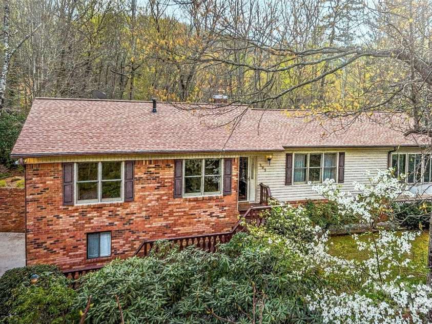 203 Haywood Knolls Drive, Hendersonville, NC 28791.  MLS# CAR4287277, YatesRealty ID 29253. 