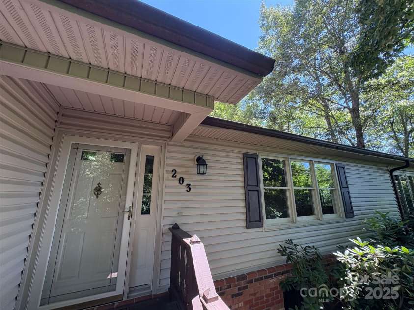 203 Haywood Knolls Drive, Hendersonville, NC 28791.  MLS# CAR4287277, YatesRealty ID 29253. 