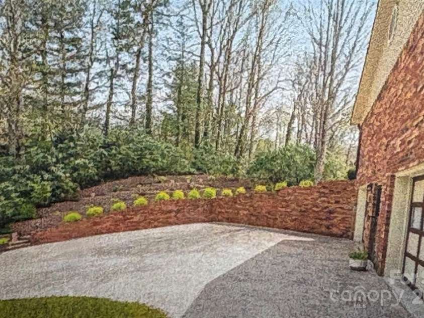 203 Haywood Knolls Drive, Hendersonville, NC 28791.  MLS# CAR4287277, YatesRealty ID 29253. 