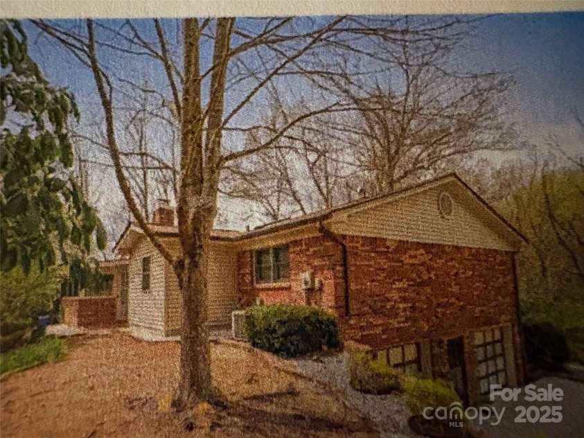 203 Haywood Knolls Drive, Hendersonville, NC 28791.  MLS# CAR4287277, YatesRealty ID 29253. 