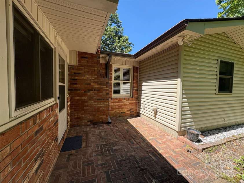 203 Haywood Knolls Drive, Hendersonville, NC 28791.  MLS# CAR4287277, YatesRealty ID 29253. 