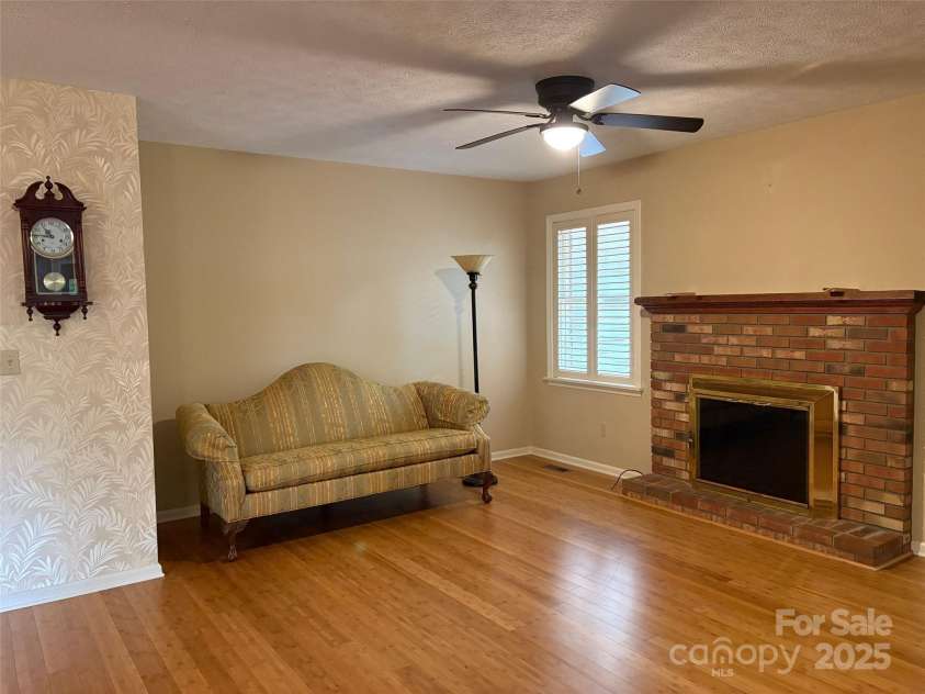 203 Haywood Knolls Drive, Hendersonville, NC 28791.  MLS# CAR4287277, YatesRealty ID 29253. 