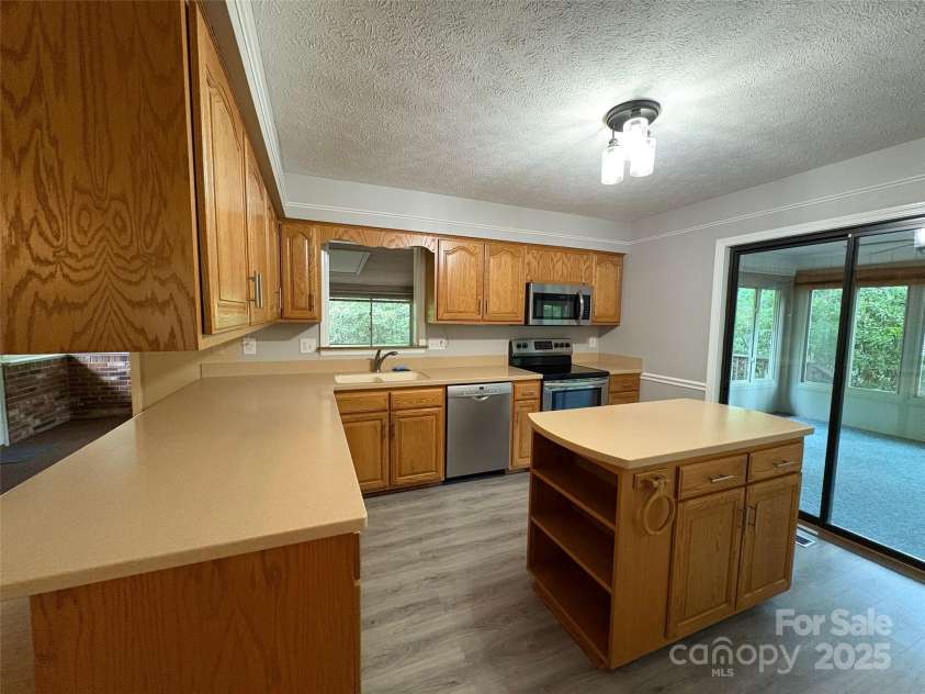 203 Haywood Knolls Drive, Hendersonville, NC 28791.  MLS# CAR4287277, YatesRealty ID 29253. 