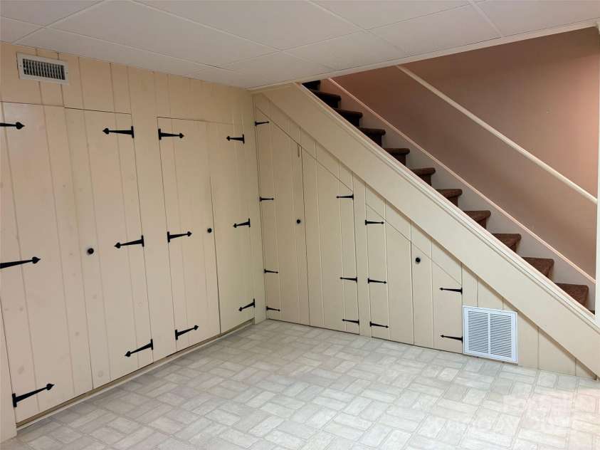 203 Haywood Knolls Drive, Hendersonville, NC 28791.  MLS# CAR4287277, YatesRealty ID 29253. 