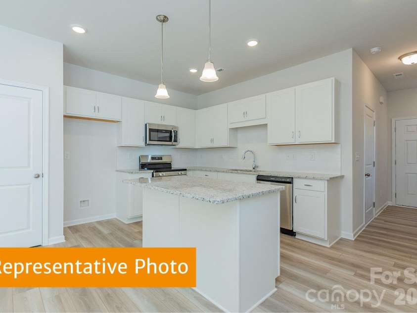 5644 Ringneck Road, Charlotte, NC 28216.  MLS# CAR4392165, YatesRealty ID 29253. Rutledge Kitchen