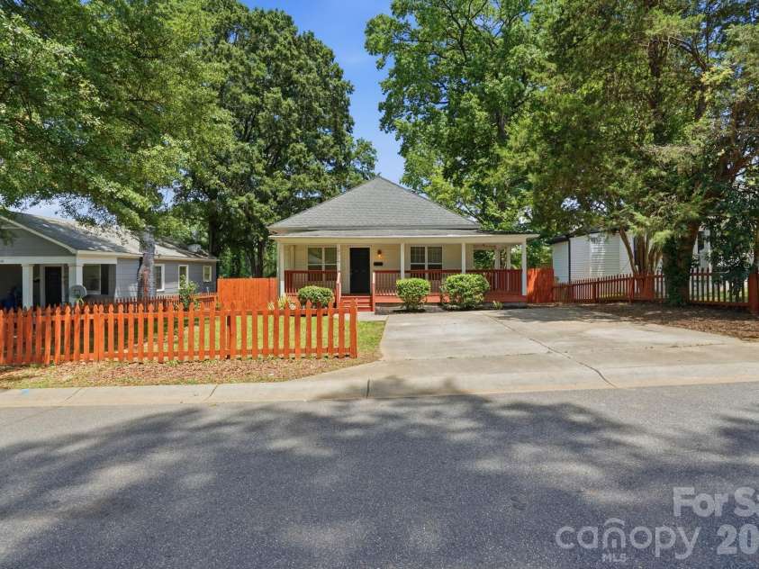 4514 Wildwood Avenue, Charlotte, NC 28208.  MLS# CAR4391328, YatesRealty ID 29255. 