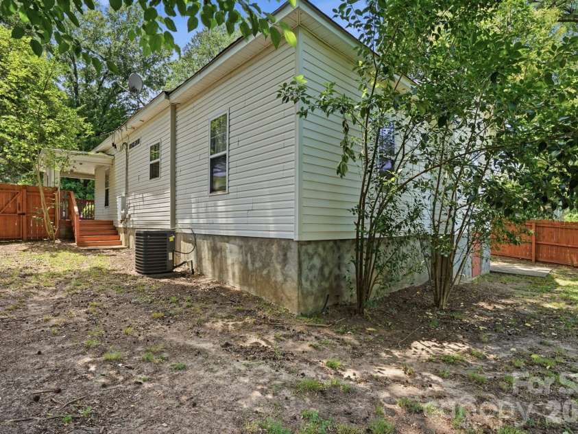 4514 Wildwood Avenue, Charlotte, NC 28208.  MLS# CAR4391328, YatesRealty ID 29255. 
