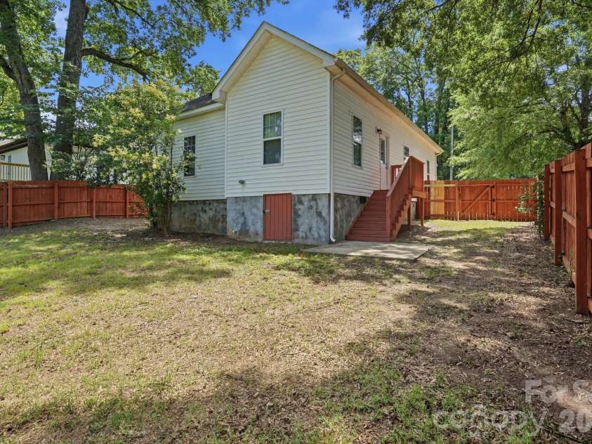 4514 Wildwood Avenue, Charlotte, NC 28208.  MLS# CAR4391328, YatesRealty ID 29255. 