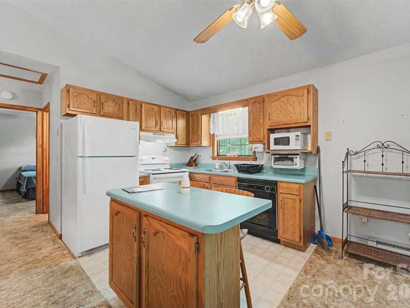 168 Grizzly Ridge, Sylva, NC 28779.  MLS# CAR4387715, YatesRealty ID 29258. 
