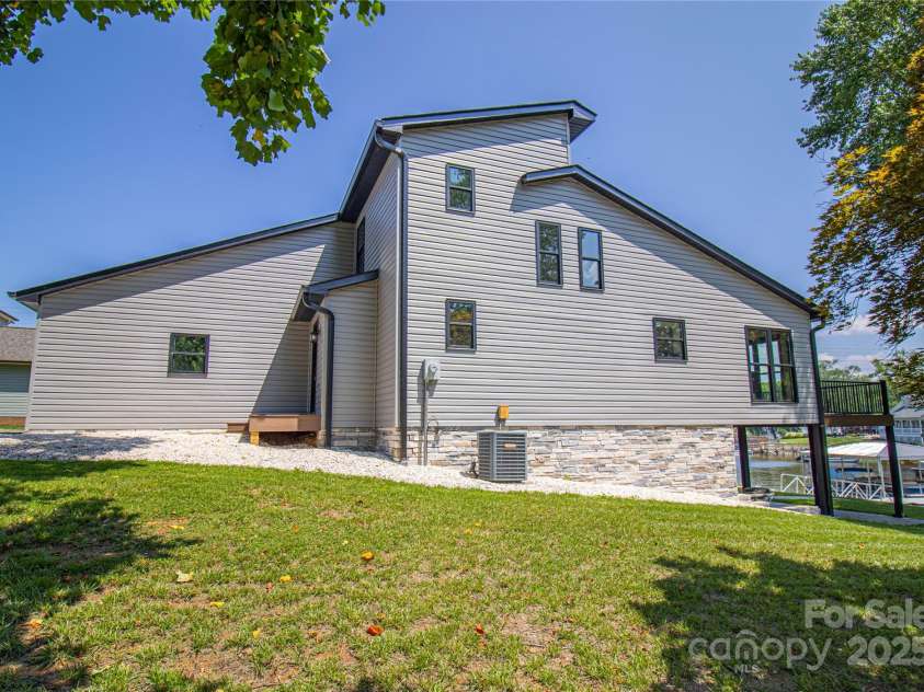 208 Sheppard Point, Lexington, NC 27292.  MLS# CAR4285278, YatesRealty ID 29258. 