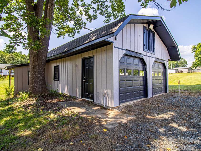 208 Sheppard Point, Lexington, NC 27292.  MLS# CAR4285278, YatesRealty ID 29258. 