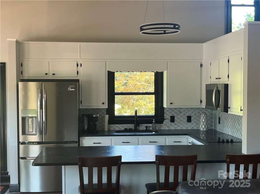 208 Sheppard Point, Lexington, NC 27292.  MLS# CAR4285278, YatesRealty ID 29258. 